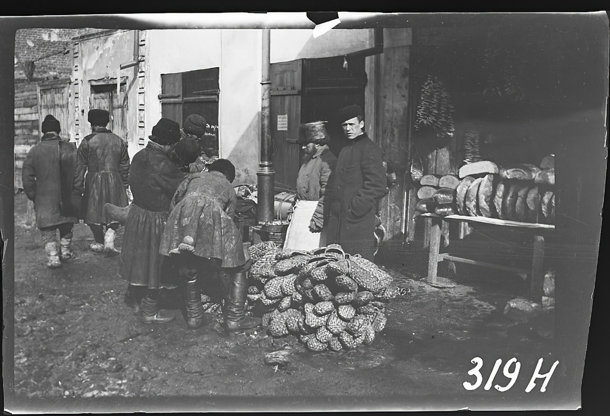 Уличная торговля хлебом