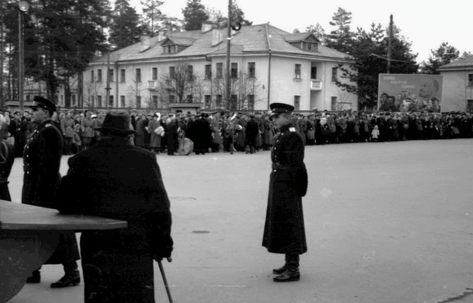 Первомайская демонстрация в Дубне. Фото 1958 года из личного архива автора.