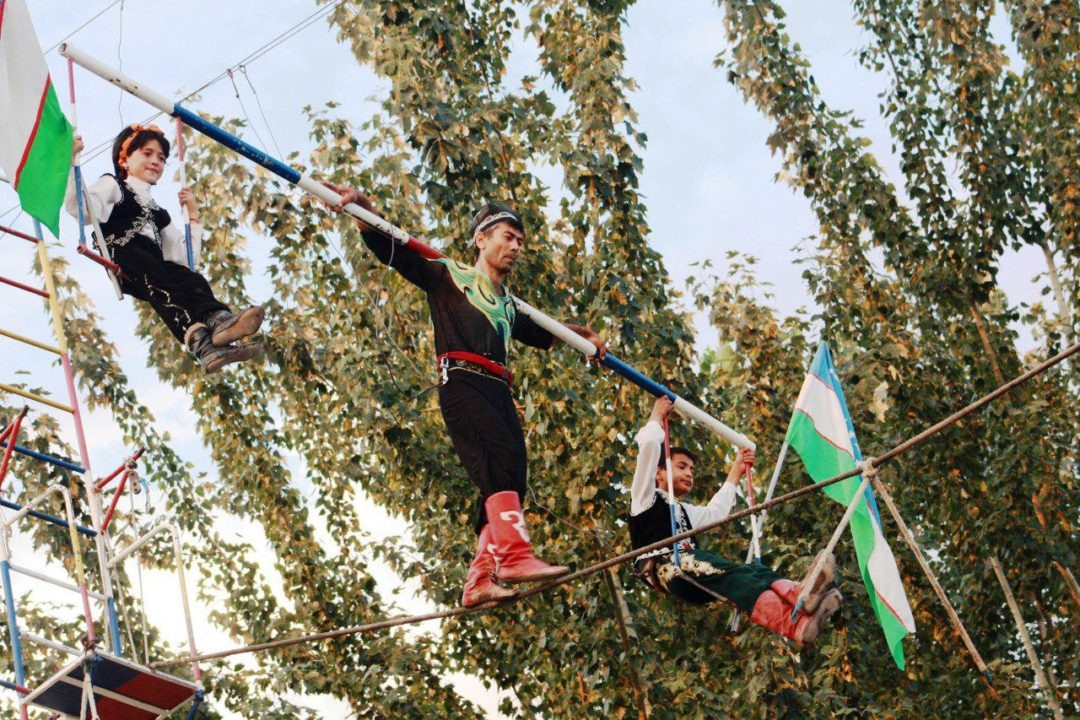 Узбекские канатоходцы дорбозы. Фото отсюда: https://uzbekistan.travel

