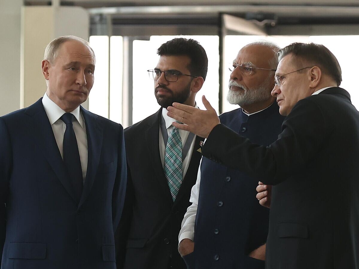   Президент РФ Владимир Путин и премьер-министр Индии Нарендра Моди во время посещения павильона "Атом" на ВДНХ© РИА Новости / POOL