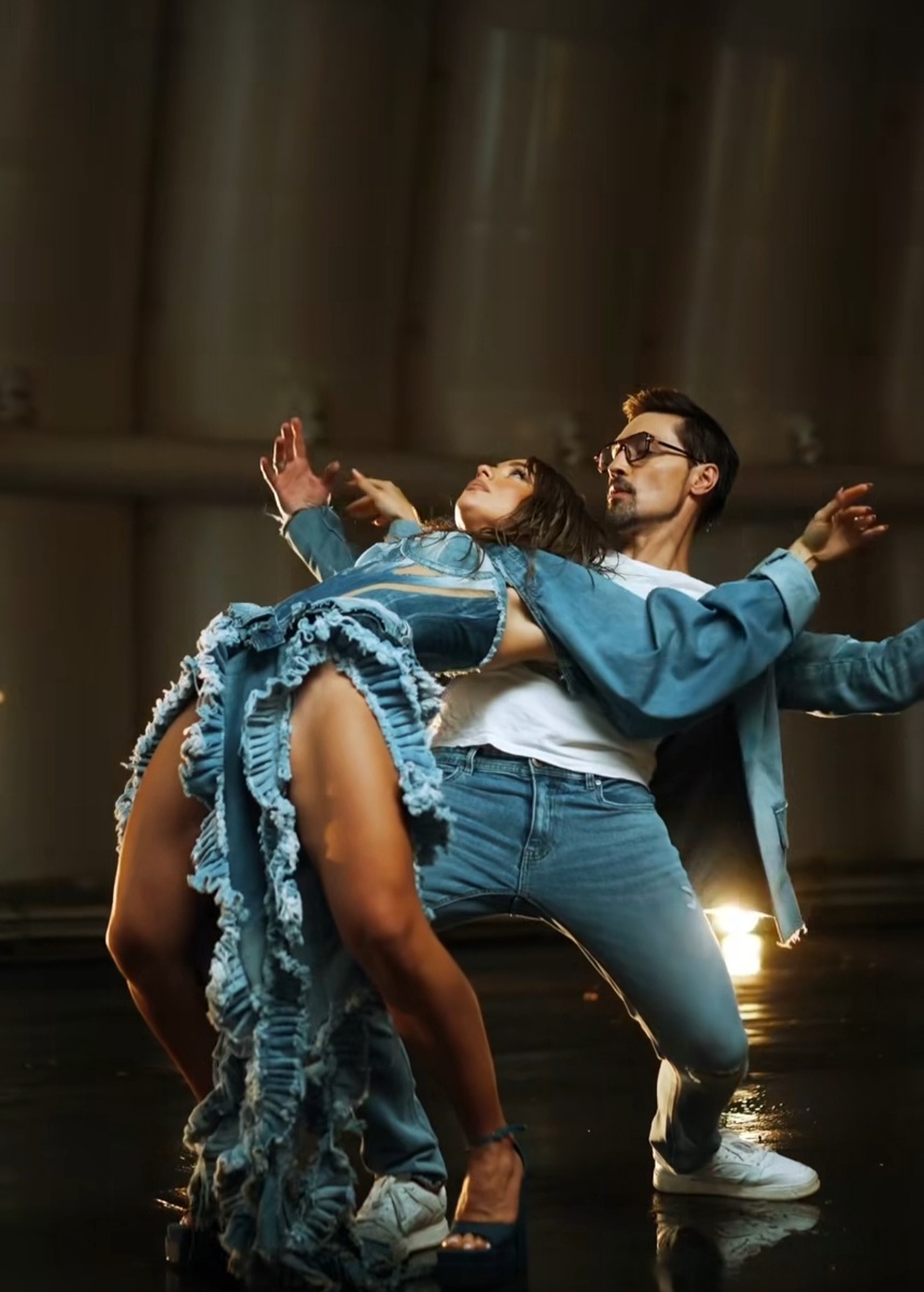 Сумасшедшие любовные танцы новой парочки