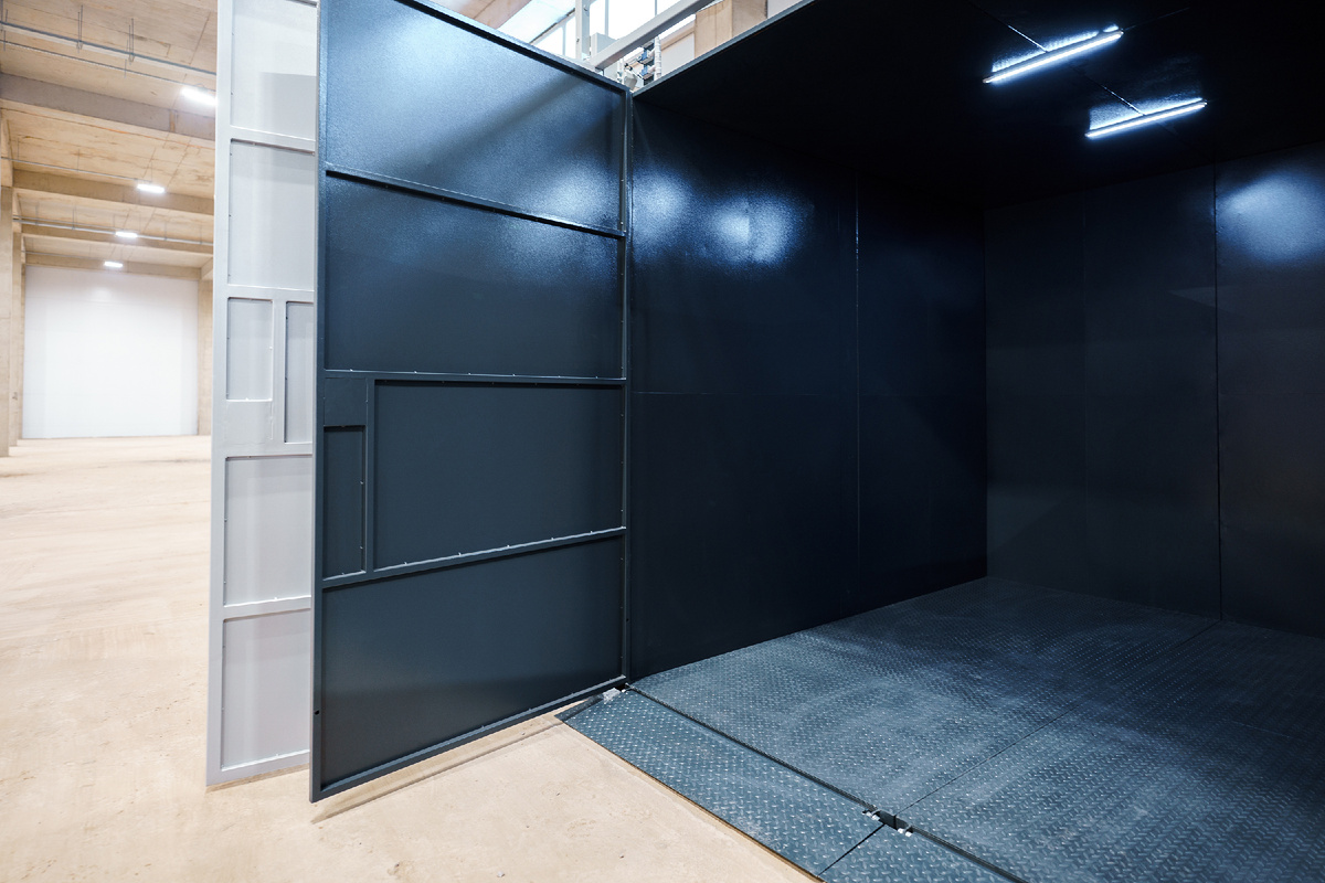 Кабина подъемника полностью окрашена порошковой краской.