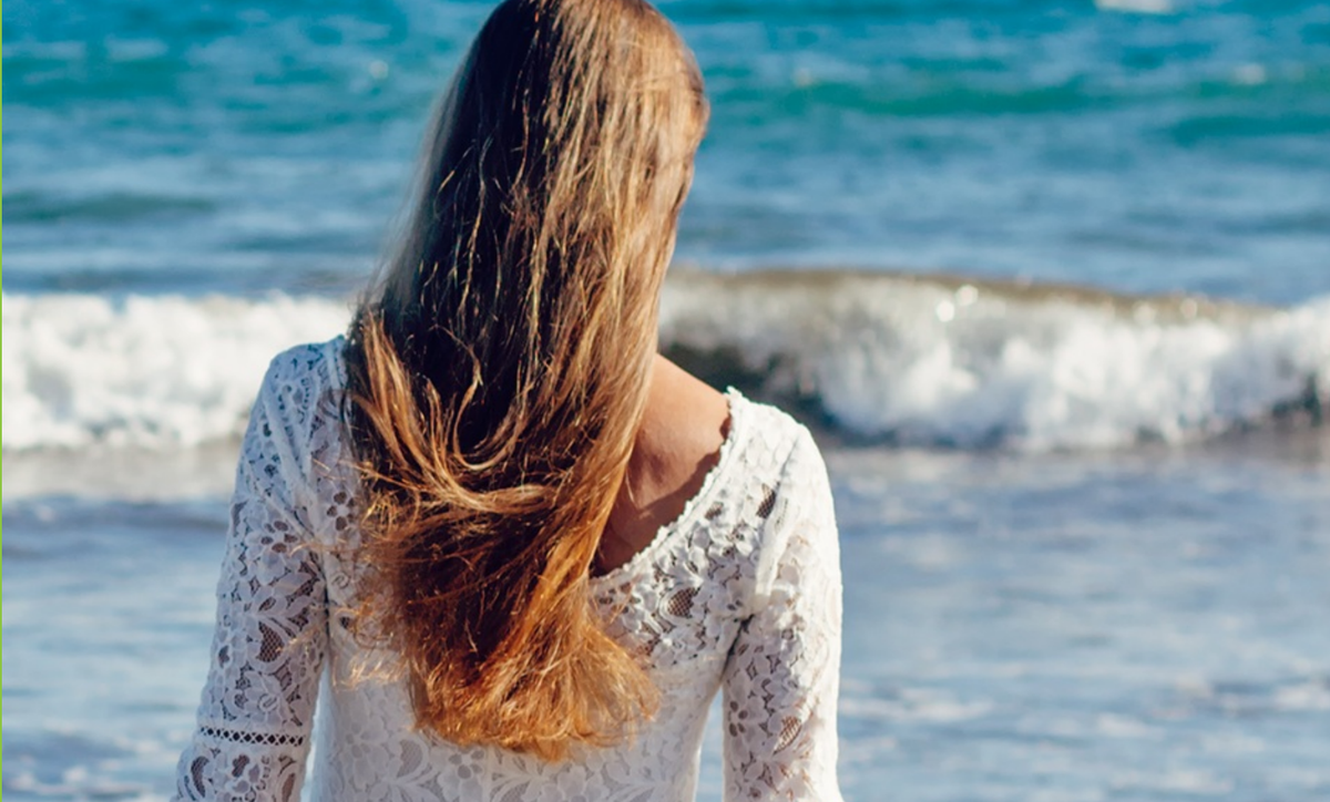 Источник иллюстрации: https://s1.1zoom.ru/big3/100/Sea_Waves_Beach_Sand_Brown_haired_Back_view_Legs_566064_3000x2000.jpg