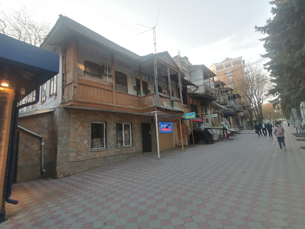 Улица Интернациональная от Театральной площади в сторону Привокзальной площади. Апрель 2024 года.