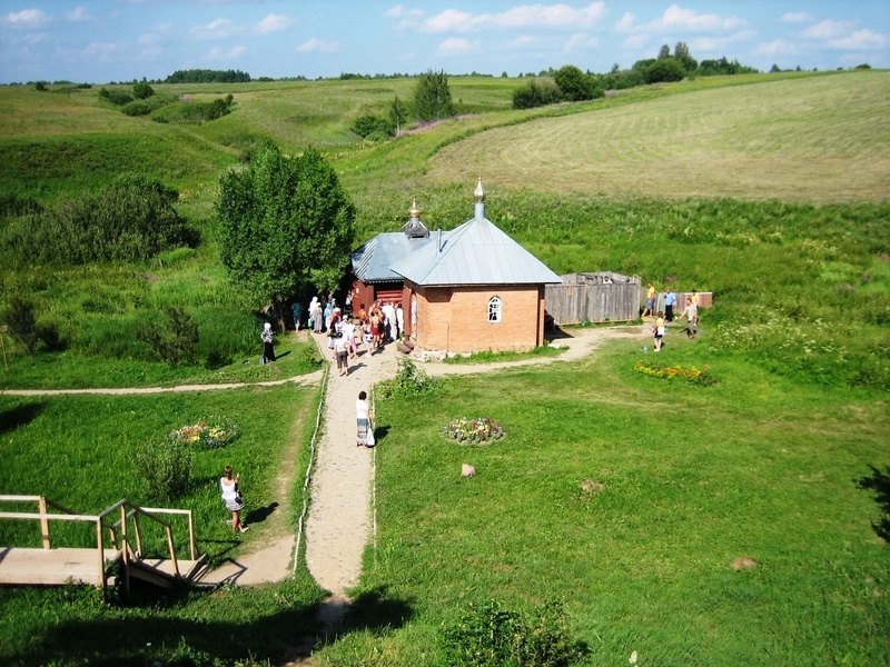 Вид с дороги на источник