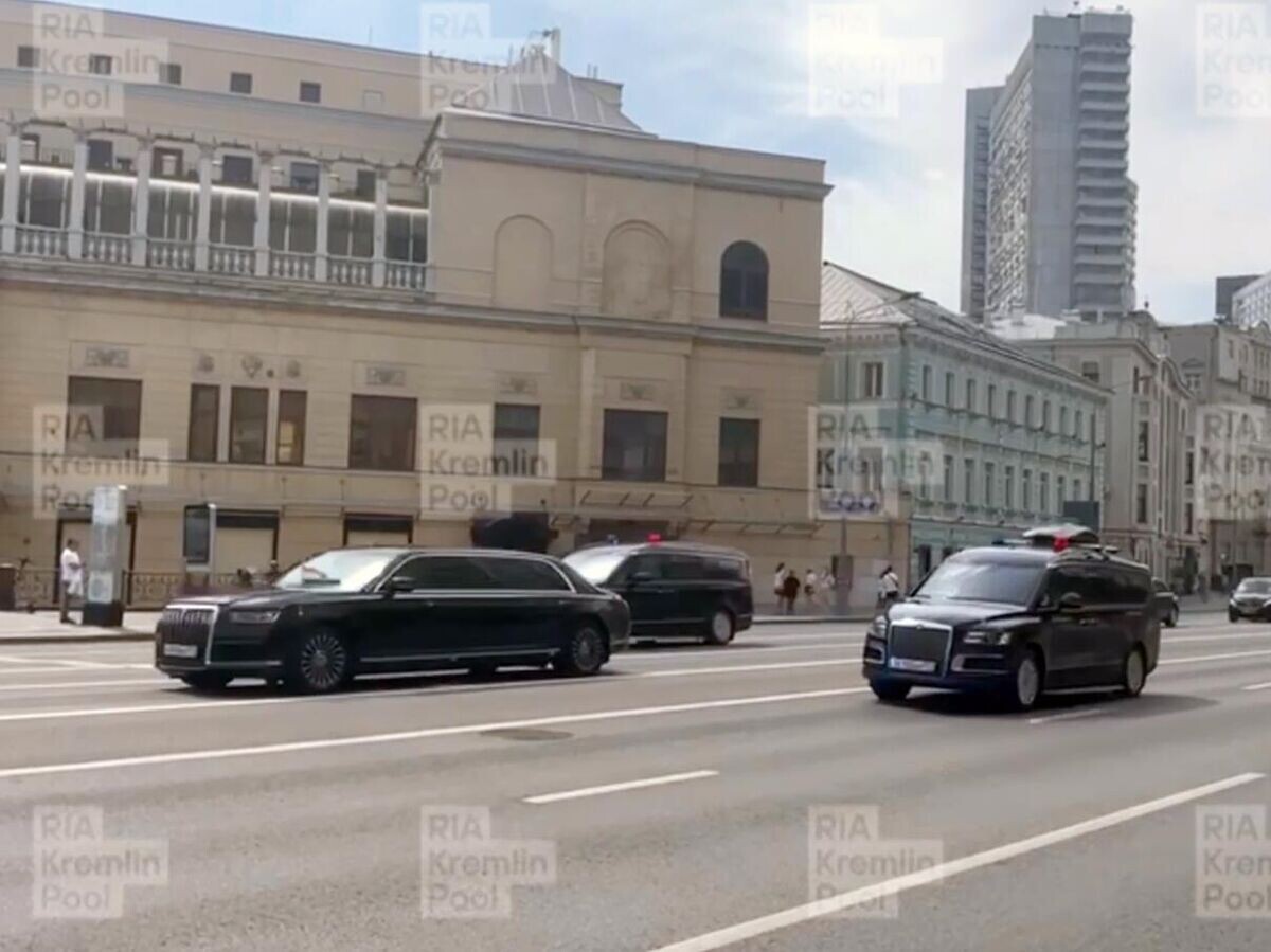    Автомобиль "Аурус" кортежа президента России с штандартами РФ и Индии© RIA_Kremlinpool/Telegram