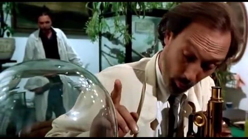 Кадр из экранизации повести «Роковые яйца», 1995 г.