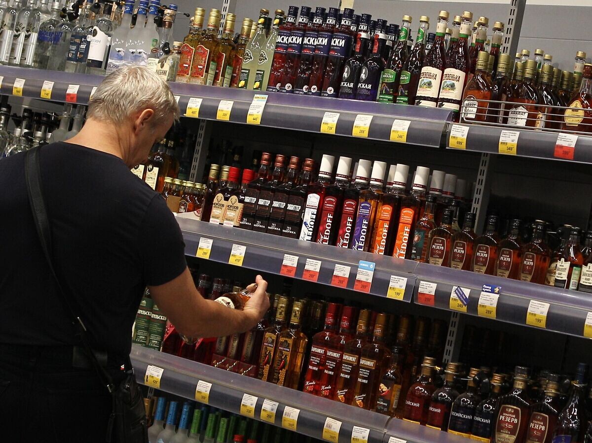    Покупатель выбирает алкоголь магазине© РИА Новости / Мария Девахина