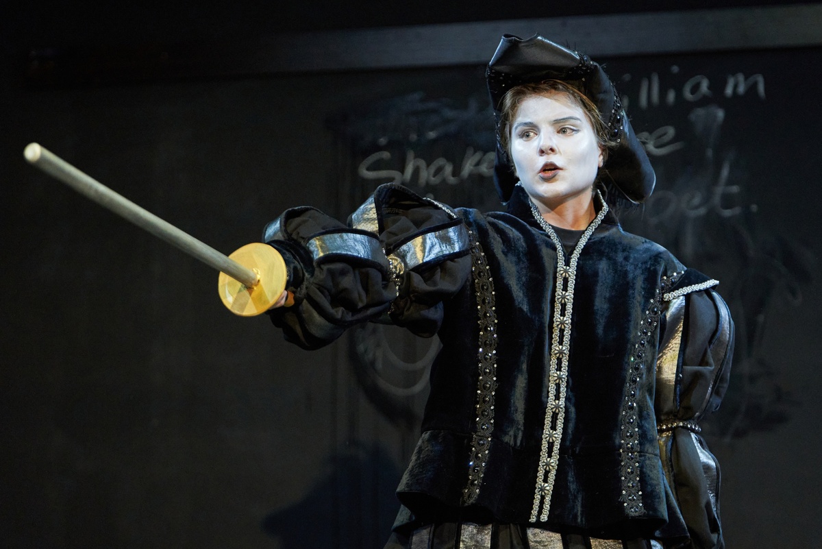 Сцена из спектакля "Битвы по средам" - история о том, как в школьной театральной студии ставили "Ромео и Джульетту" и что из этого вышло