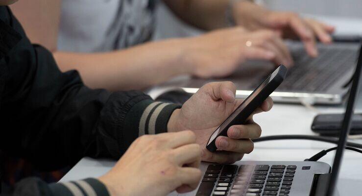 Мобильный телефон в руке, архивное фото