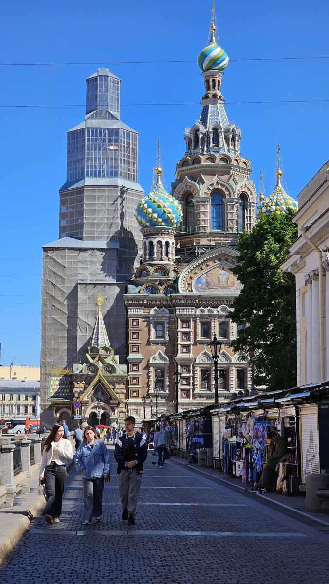 В этом году храм реставрируют. Справа от храма есть небольшой рыночек, где можно купить сувениры. Так же рядом огромный парк