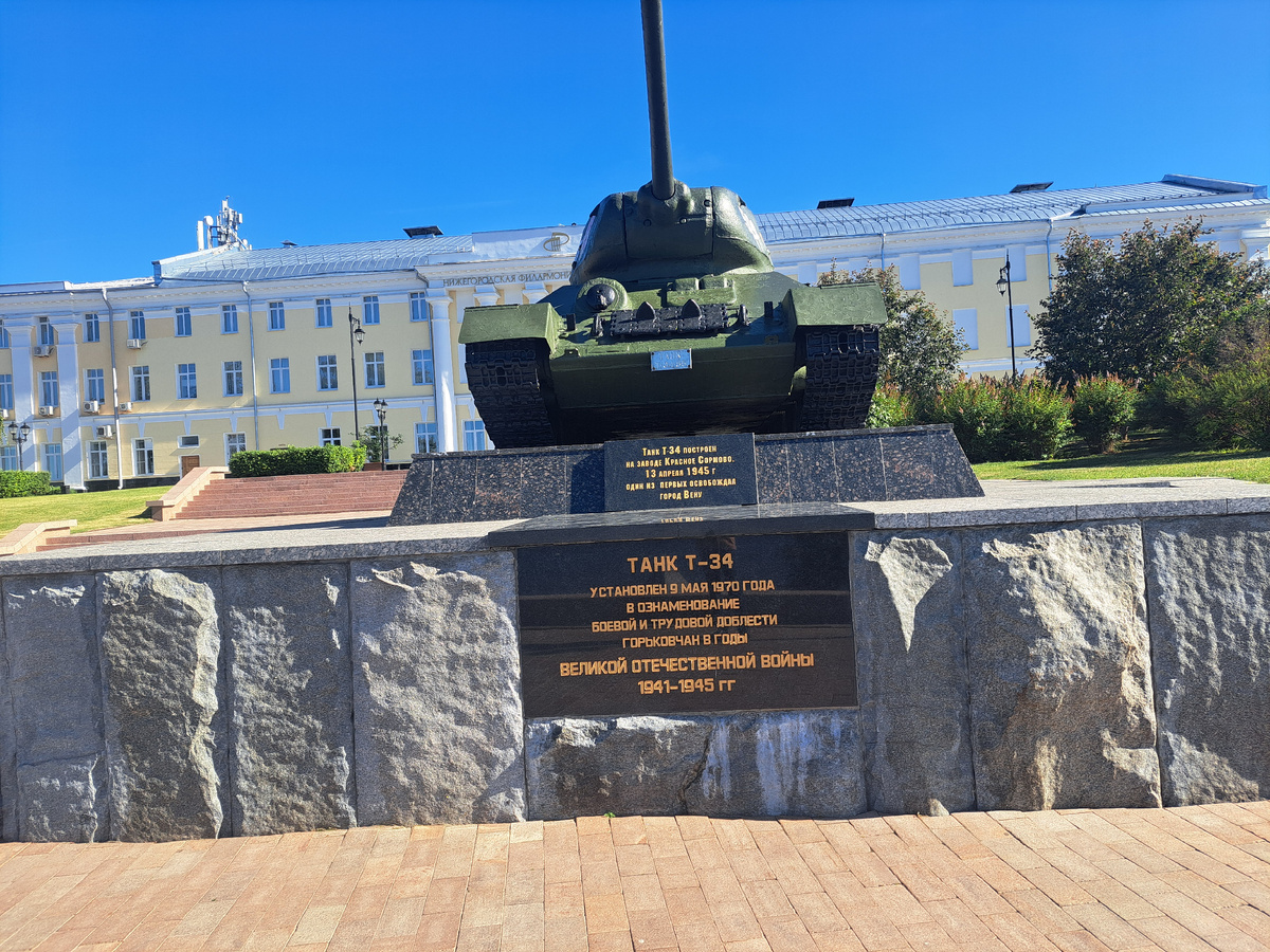 ТанкСильнейший военный Т-34 с необычным орудием - этот танк прошивал Тигров «на вылет»Все знают о обычной Т-34-ке, сделана была ещё до войны, имела хорошее на начало войны, но слабое к середине, 76-мм орудие... Кто-то может быть вспомнит про Т-34 с новыми башней и 85-мм орудием... Но я вам расскажу о танке, разработка которого началась летом 1944 года, танке под индексом Т-34-100, который и стал сильнейшим вариантом Т-34 за всю великую отечественную войну.
