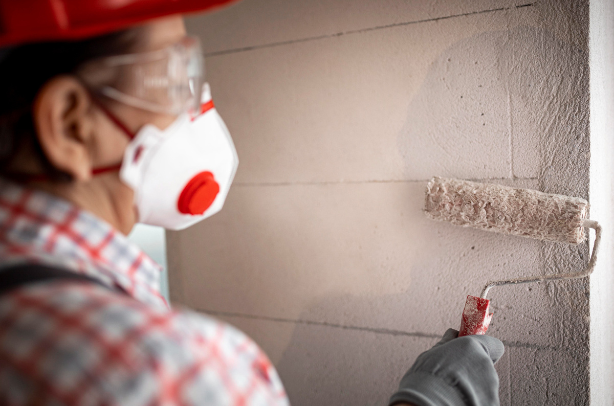После возведения стен дома из газобетона необходимо как можно быстрее подумать о его защите от воздействия атмосферных осадков.