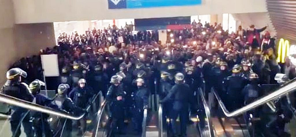 Сражение силовиков с мигрантами в аэропорту "Шарль де Голль" в 2019 году. Скриншот видео: Francetvinfo 
