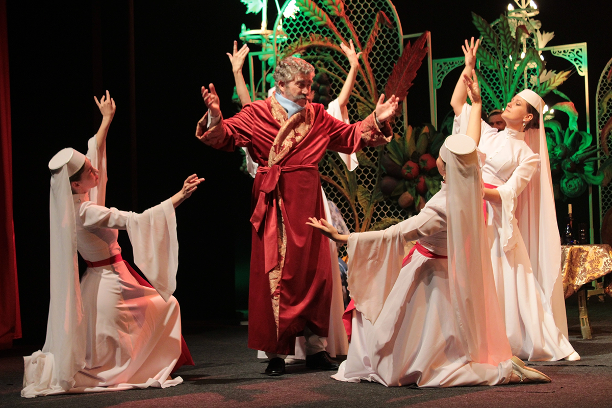 Фото: Ставропольский академический театр драмы им. М. Лермонтова 
Сцена из спектакля «Проделки Ханумы» 
