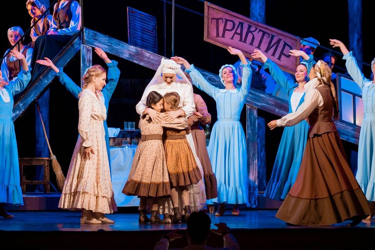 Фото: Ставропольский государственный театр оперетты 
Сцена из спектакля «Скрипач на крыше» 
