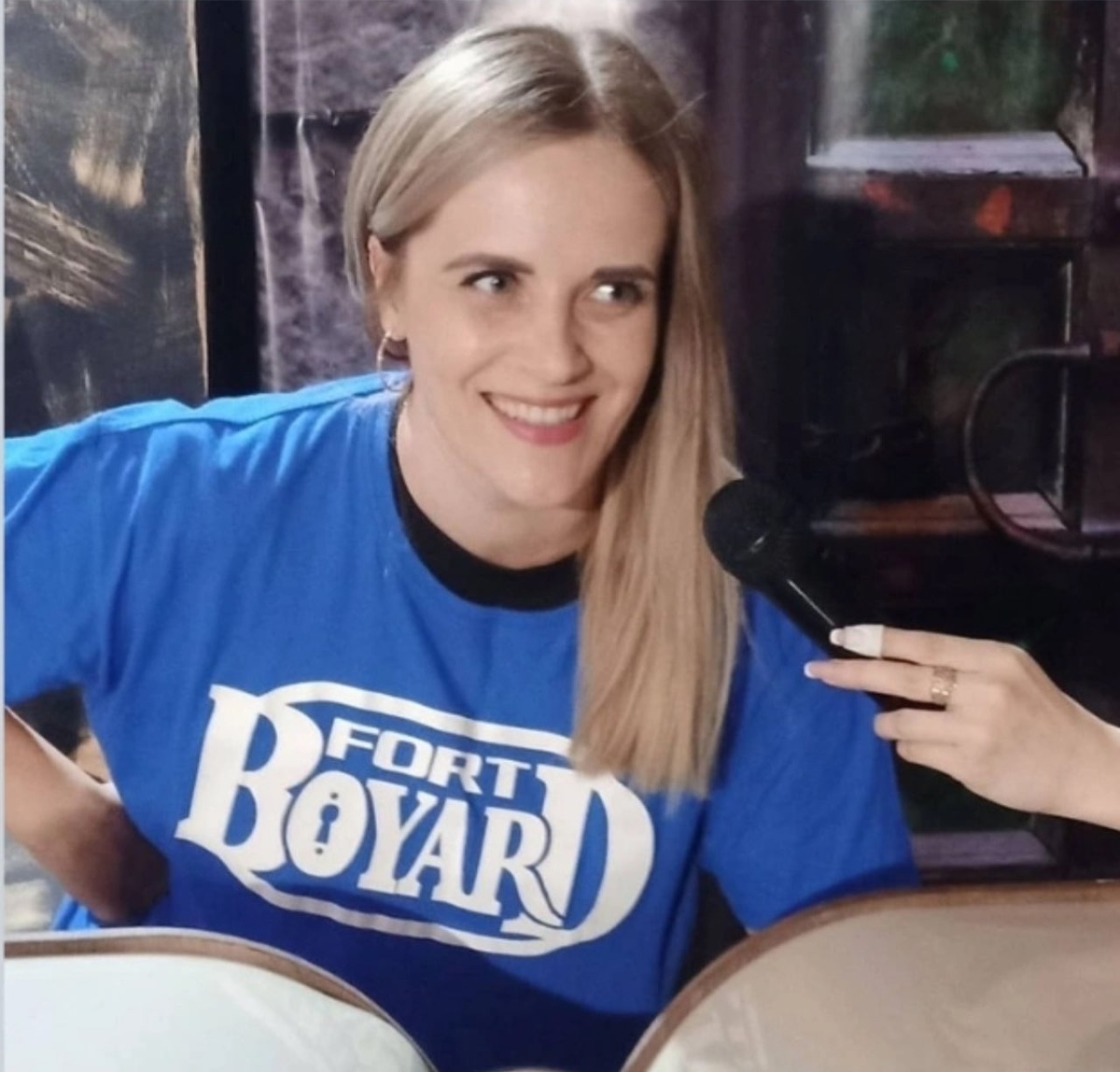 Примерно так и проходят наши интервью - задорно и с огоньком в глазах. Правда в моменте на фото моя рука находилась в ящике с шипящим мадагаскарским тараканом, но я этого не знала, поэтому улыбалась. 