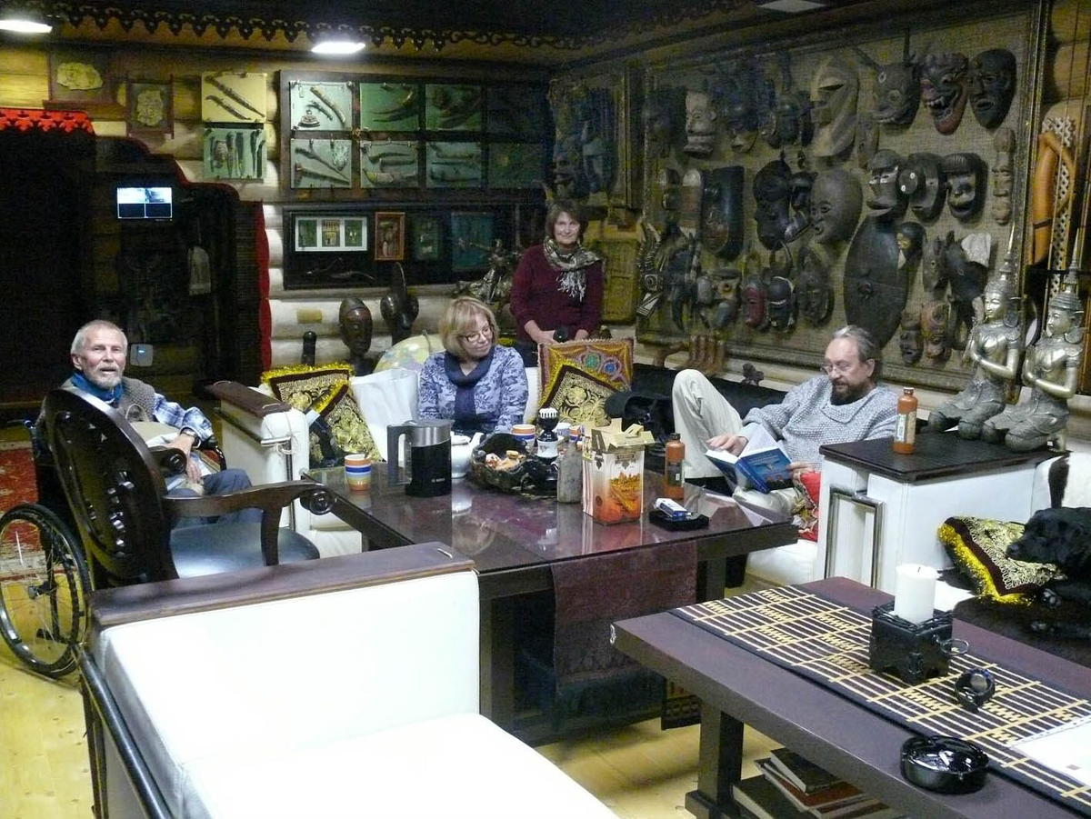 На фото – в Славянском Кремле Виталия Сундакова: по центру – наш друг, авиационный инженер КБ Миля Галина Ацерова, за ней наш друг Надежда Куценко (Рогачёва), чьим именем назван один из перевалов Кавказских гор; уже два года живёт на ПМЖ в Шотландии; Ира работает «фотографом»; Виталичек читает мою книгу, а я просто «млею», хотя это мой, наверно, 10-ый приезд к нему в гости - никак не привыкну к общению с этим удивительным человеком!!!!!!!!!!!