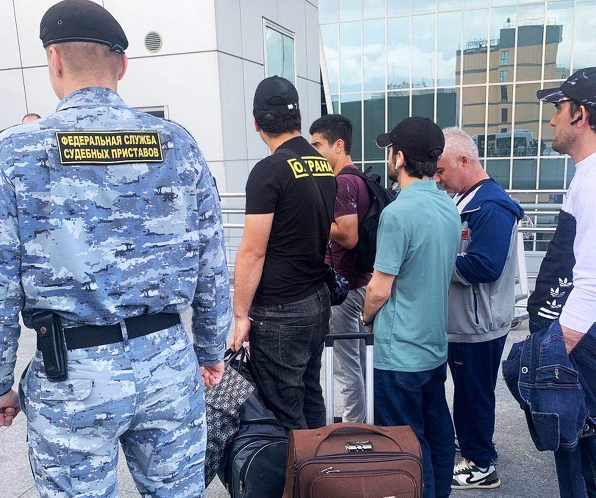 Выдворение мигрантов из России. Фото: novvedomosti.ru