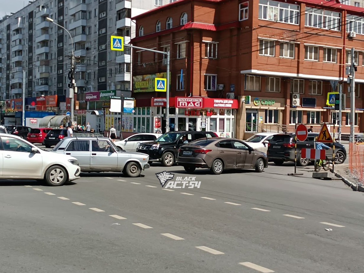 Очередь на штраф из водителей собралась у закрытой дороги в Новосибирске |  НДН.ИНФО | Дзен