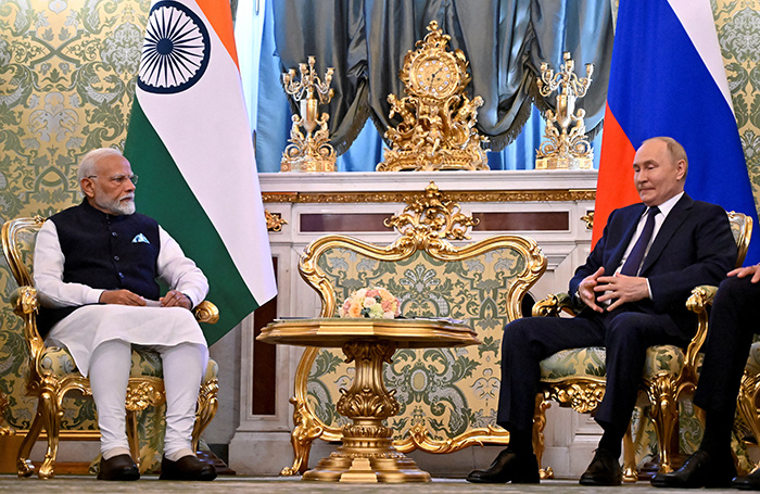    Президент России Владимир Путин и премьер-министр Индии Нарендра Моди (слева) на встрече в Кремле в Москве.Alexander Nemenov/Reuters