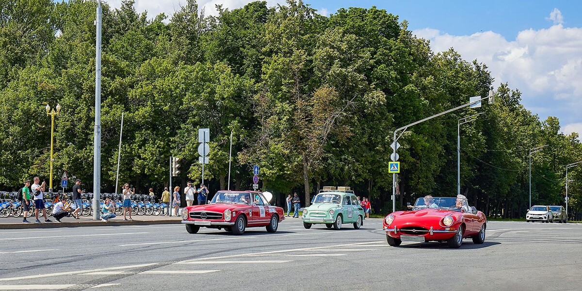 📷 5.1: Фестиваль ретротехники 13в Москве: путешествие во времени на Университетской площади | М. Денисов. mos.ru