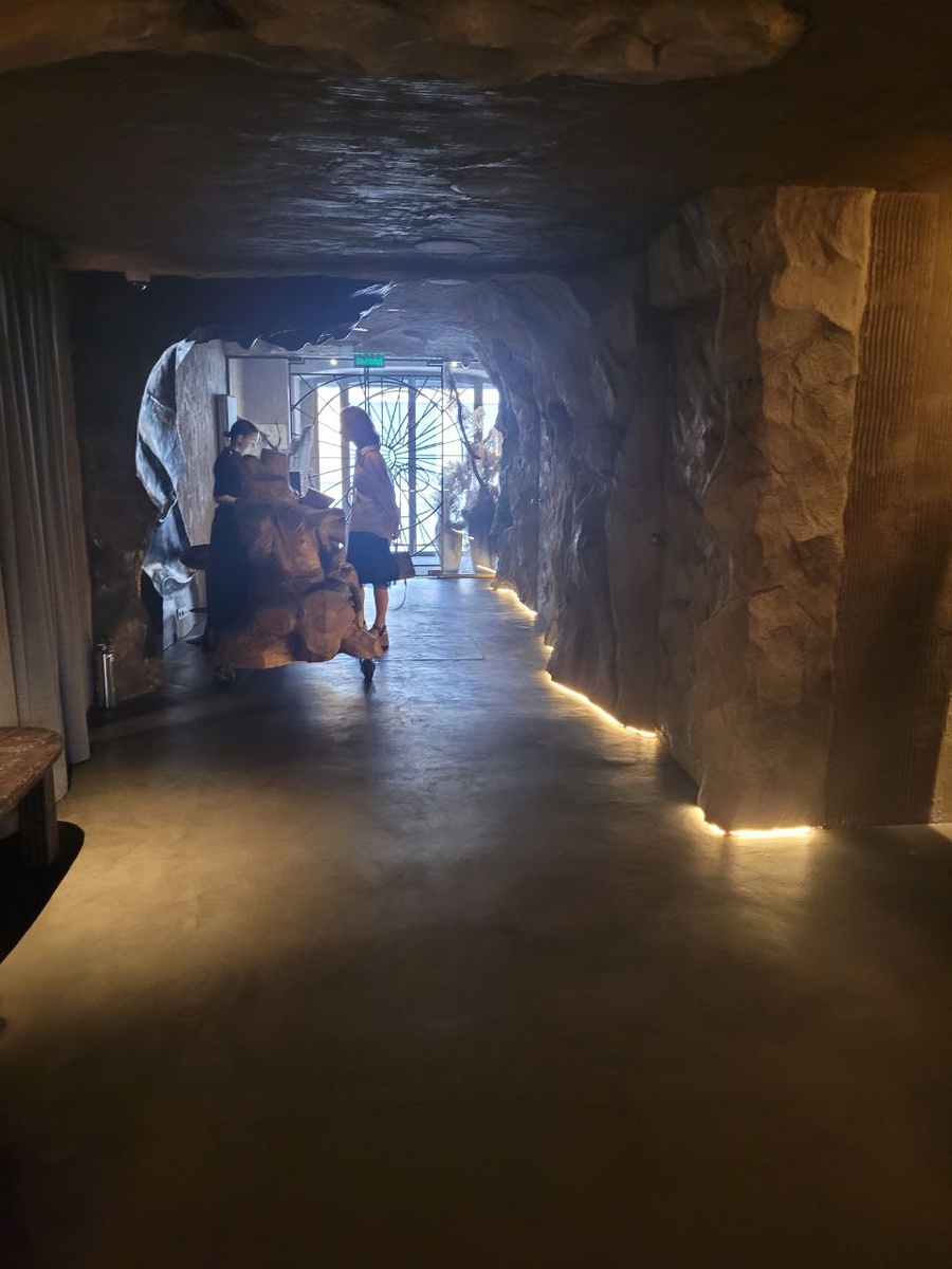 Это и есть вход в ресторан. Заходишь и попадаешь в пещеру)