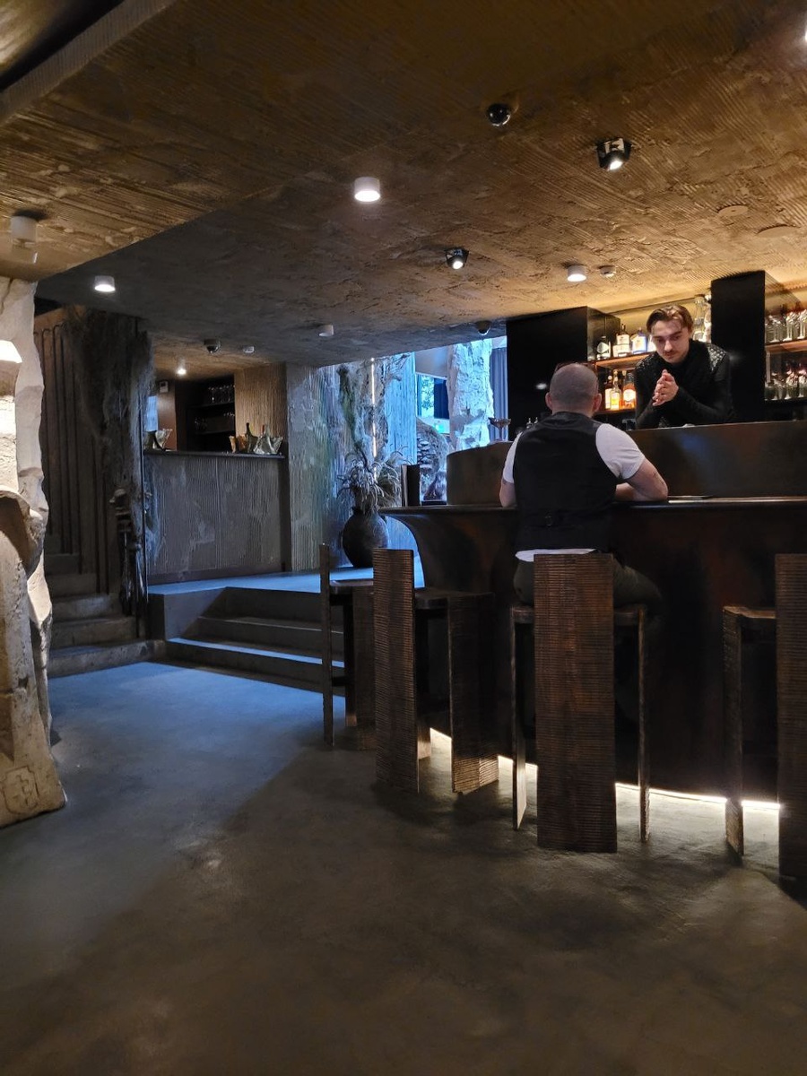 А это бар. Дальше за ним виднеется вход в необычное помещение