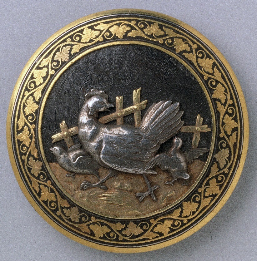 Одна из первых брошей семьи Сулоага в технике дамаскин очень похоже на японскую технику и внешним видом, и сюжетом. 
Circular Brooch, Spain, circa 1880 
https://www.khalilicollections.org/collections/spanish-damascened-metalwork/khalili-collection-spanish-damascened-metalwork-circular-brooch-zul135/