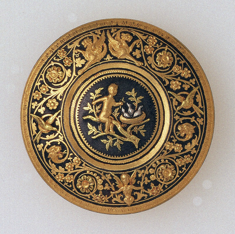 Brooch | Spain, Eibar | early 20th century https://www.khalilicollections.org/collections/spanish-damascene-metalwork/khalili-collection-spanish-damascened-metalwork-circular-brooch-zul60/
