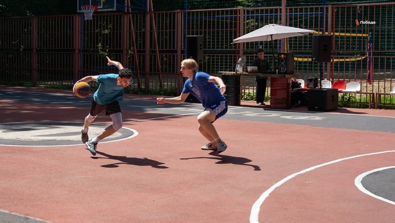    Разметку на баскетбольной площадке парка Победы ставропольские спортсмены обновили за свой счёт Фото: Никита Пешков / / ИА «Победа26»