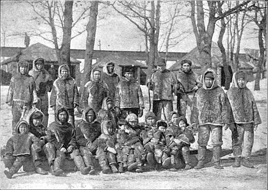 Группа эскимосов при подготовке к Экспо, март 1893 г.