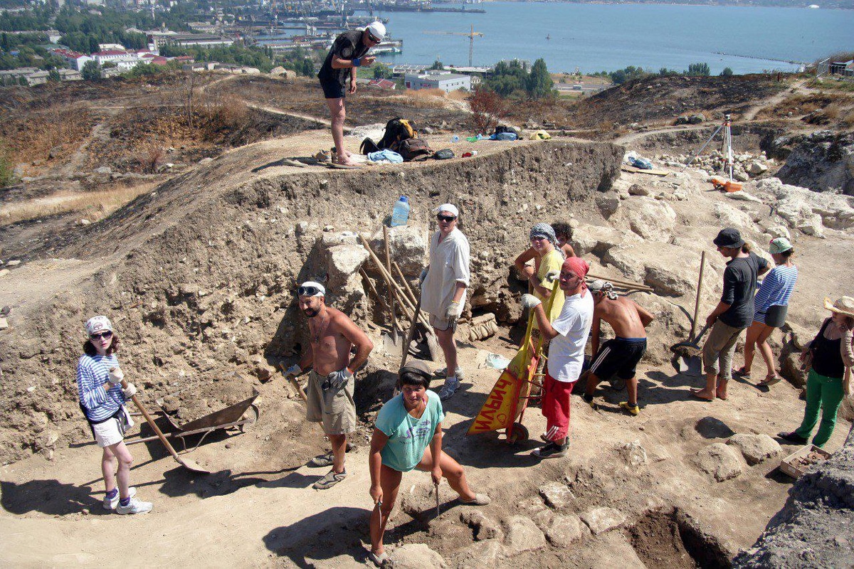  Дорогие друзья!

Хотим поблагодарить всех, кто откликнулся на наше сообщение о наборе волонтеров в Боспорскую археологическую экспедицию (Пантикапей).