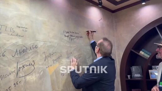 Какую запись оставил Кевин Спейси на стене Дома кино в Ереване – кадры
