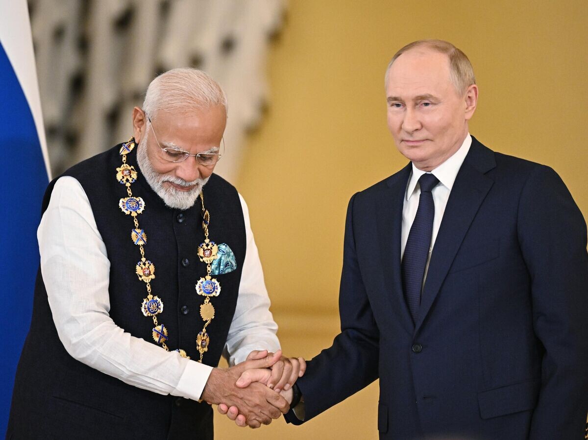    Президент России Владимир Путин вручил премьер-министру Индии Нарендре Моди Орден Андрея Первозванного во время встречи в Москве© РИА Новости / Сергей Бобылев