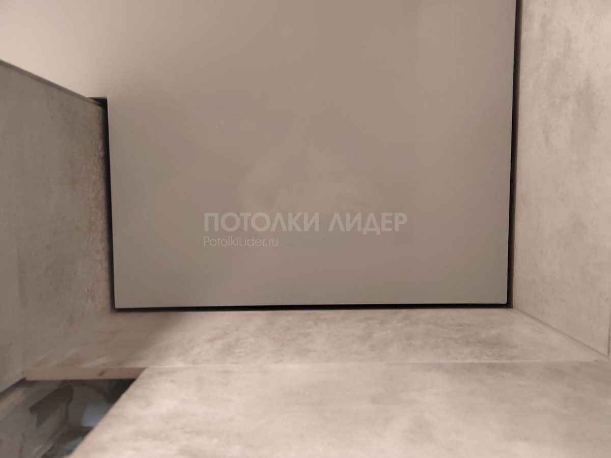 На фото хорошо видна щель на теневом потолке на профиле Eurokraab