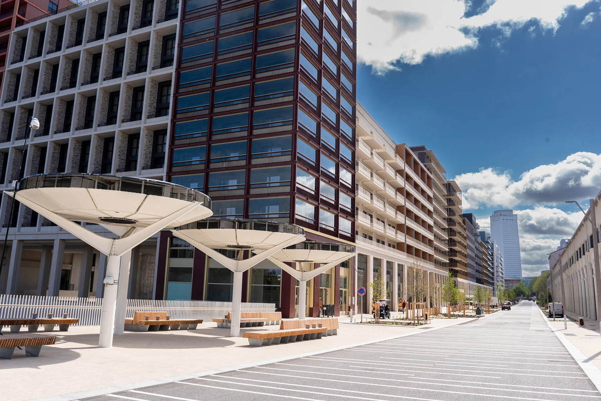 Nathan Laine / Bloomberg / Getty Images📷Олимпийская деревня. Зонтики на фото — тоже инновация. Это уникальные фильтры воздуха