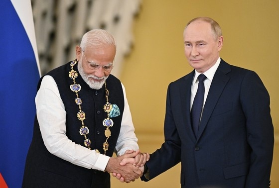    Президент РФ Владимир Путин вручил премьер-министру Индии Нарендре Моди (слева) Орден Андрея Первозванного