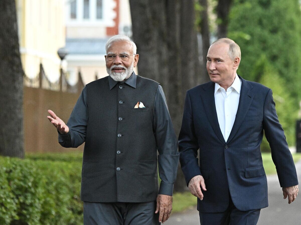   Президент РФ Владимир Путин и премьер-министр Индии Нарендра Моди во время прогулки в резиденции Ново-Огарево© РИА Новости / Сергей Бобылев