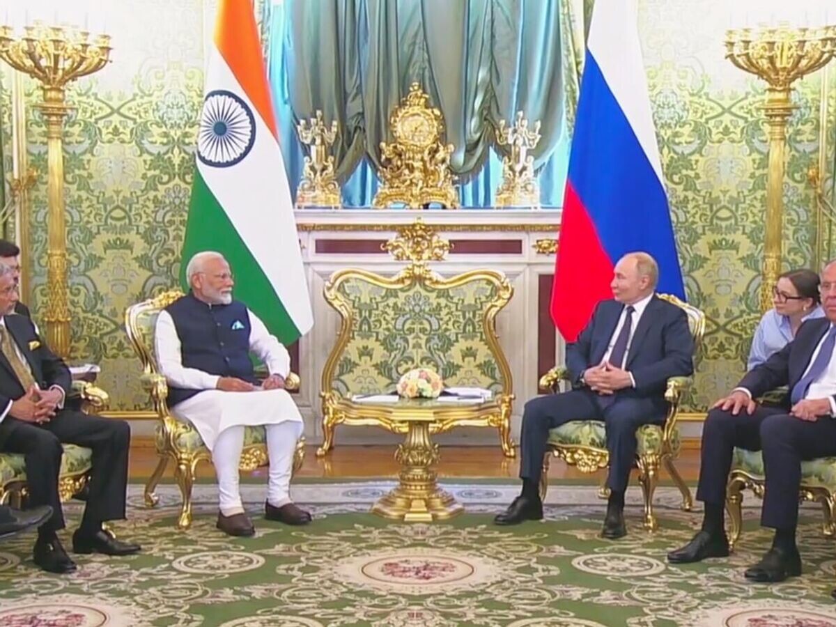    Президент РФ Владимир Путин и премьер-министр Индии Нарендра Моди во время встречи в Кремле