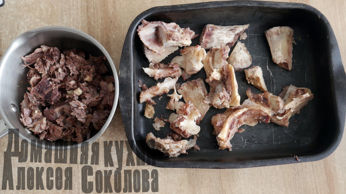 Неплохое количество мяса для 1,5 килограммов супового набора. Если что, слева - полуторалитровый ковш.