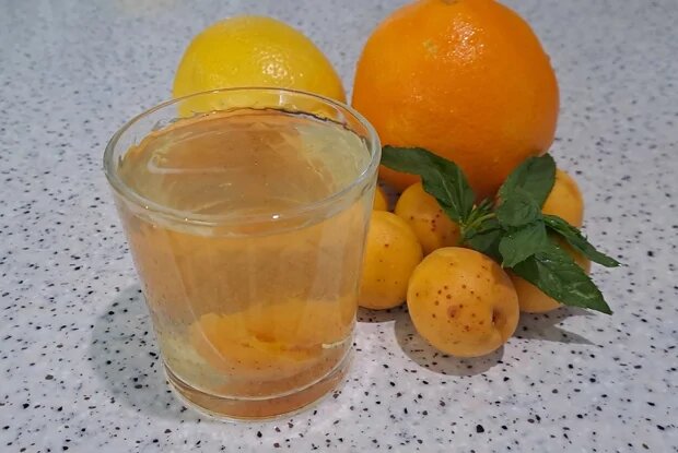 Если вам надоел классические варианты компотов, тогда приготовьте ароматный компот "Мохито" 

Апельсины 150 г
Лимон 100 г
Абрикосы 600 г
Сахар 200 г
Мята 15 г  1.Подготовить необходимые ингредиенты. 2.