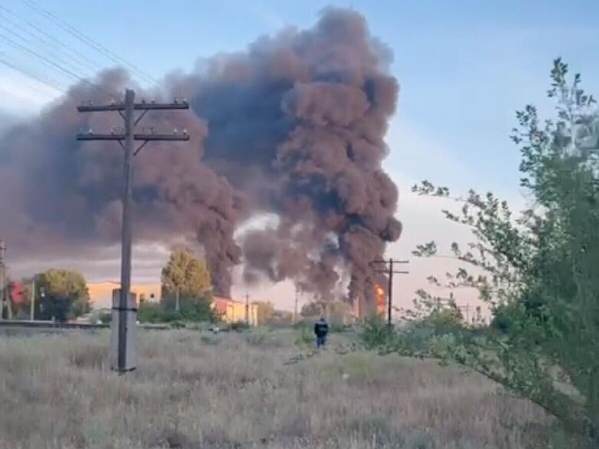    Пожар на нефтебазе городе Калач-на-Дону Волгоградской области после атаки БПЛА. Кадр видео очевидца