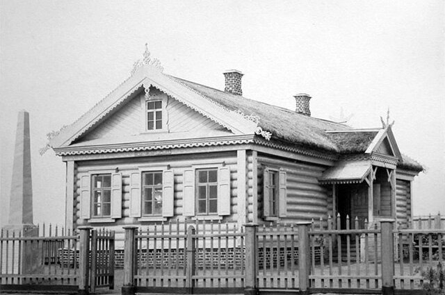    Верстовой столб рядом с Кутузовской избой в 1887 году Фото: Commons.wikimedia.org