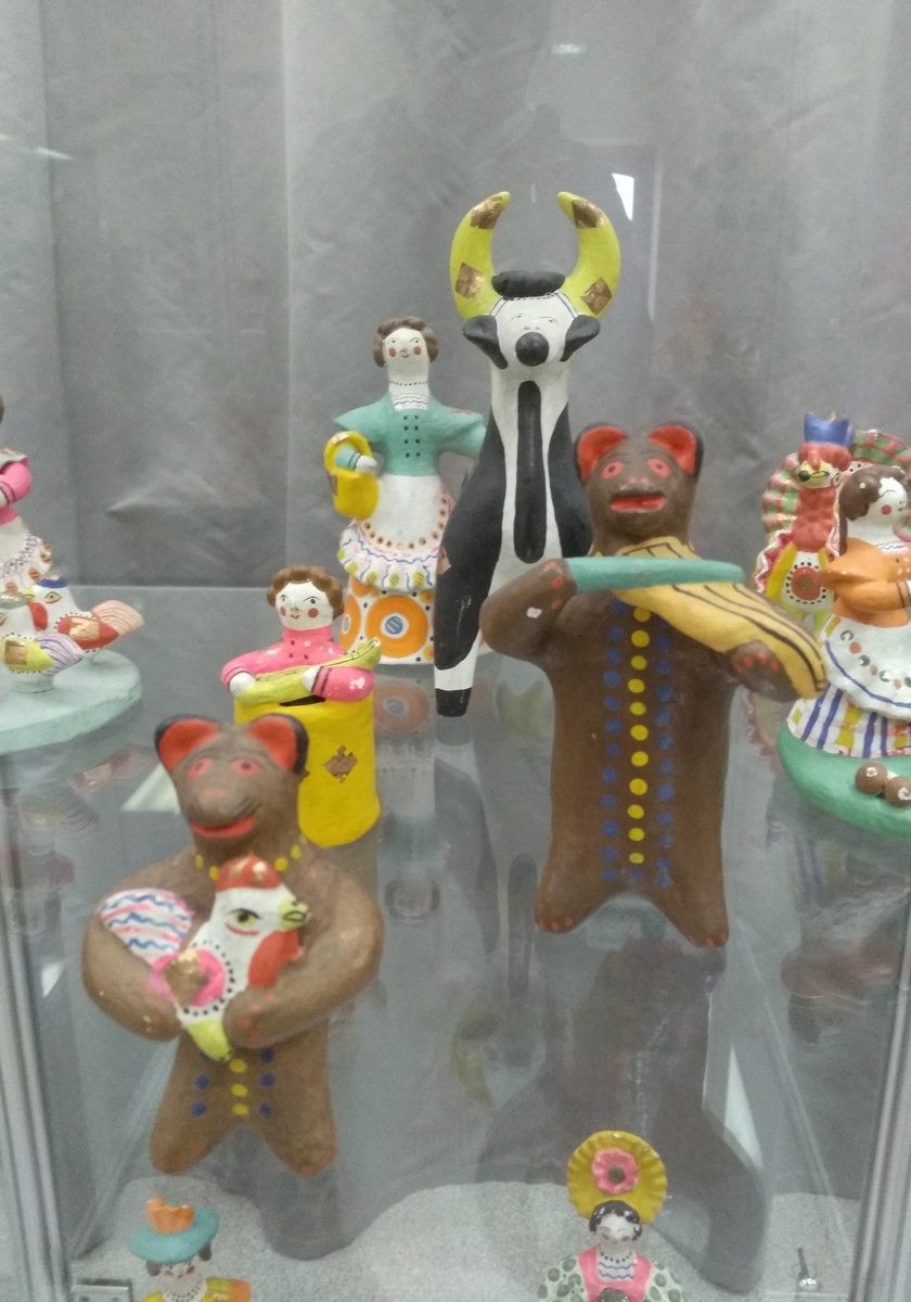 Игрушки из Дымково начала прошлого века. Странный музыкальный инструмент у медведя, да и сам медведь ммм.... странный)
