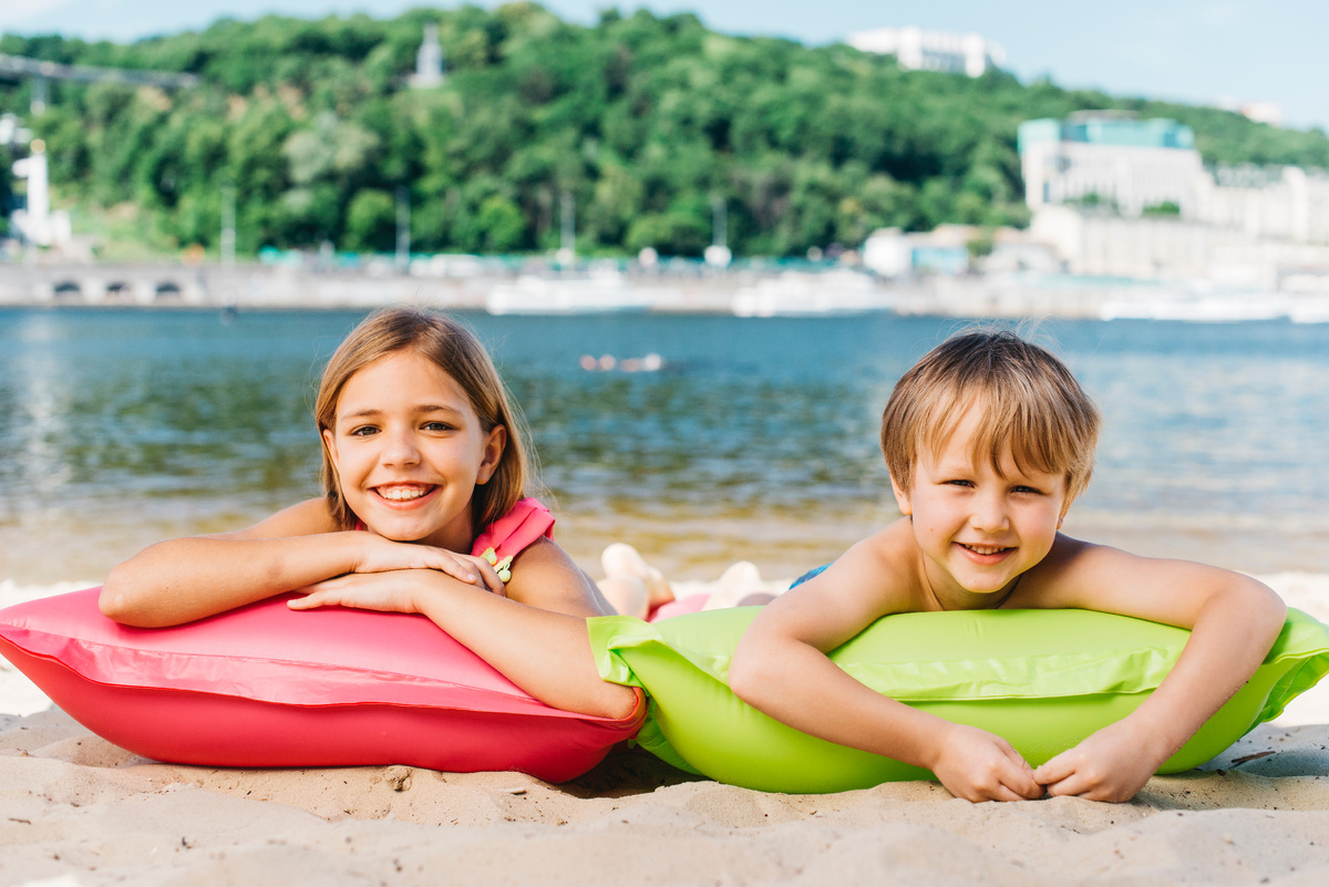 Источник: https://ru.freepik.com/free-photo/happy-kids-relaxing-air-mattresses-river-coast-summertime_4936804.htm#fromView=search&page=1&position=3&uuid=2d04bf46-0d7b-42c1-9f0b-06de9fd717d0&query=%D0%B4%D0%B5%D1%82%D0%B8+%D0%BE%D1%82%D0%B4%D1%8B%D1%85
