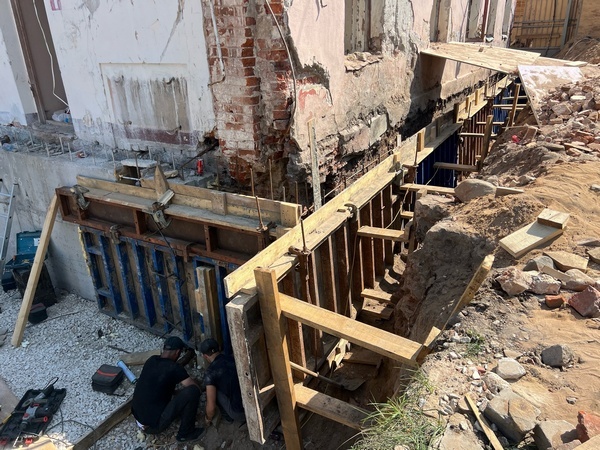     В Кинешме продолжается реставрация исторического здания детской поликлиники