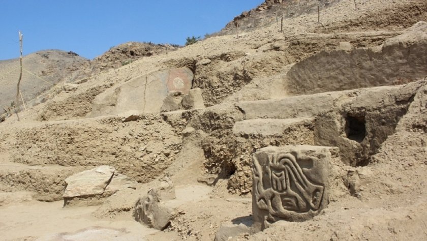 Археологи обнаружили руины 5000-летнего церемониального храма и останки человеческих скелетов под песчаной дюной в Перу, сообщает LiveScience.