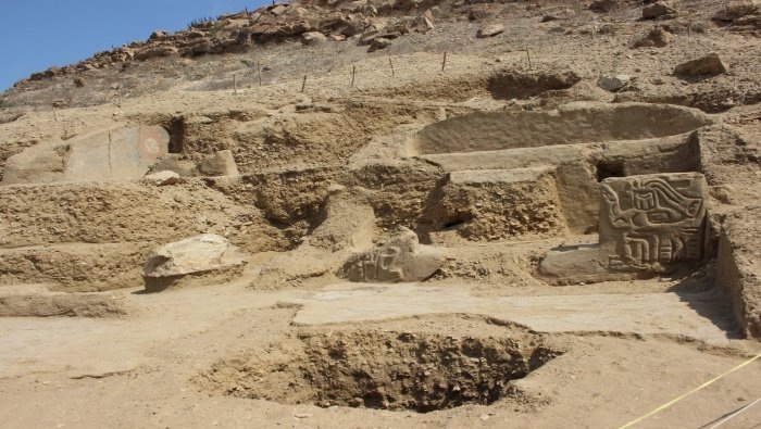 Археологи обнаружили руины 5000-летнего церемониального храма и останки человеческих скелетов под песчаной дюной в Перу, сообщает LiveScience.-2