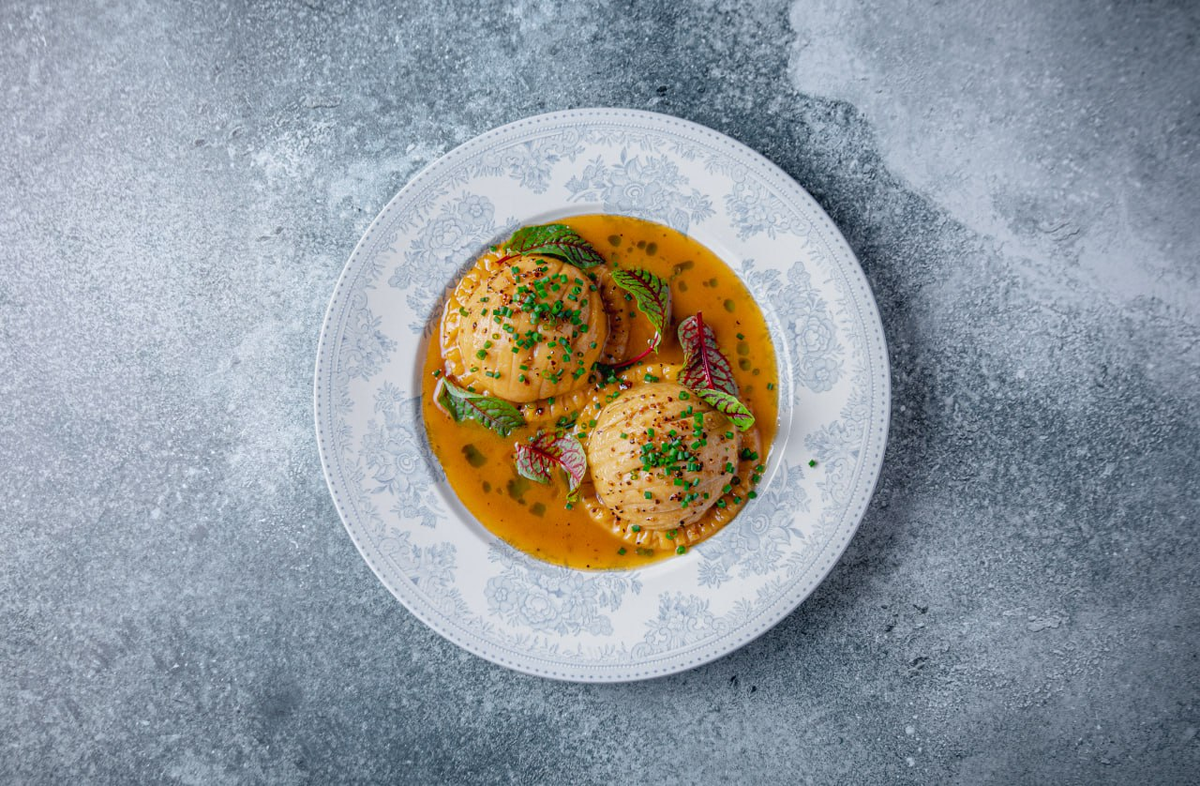 Фото: манты с грибами и соусом качо э пепе в ресторане Buro.Tsum